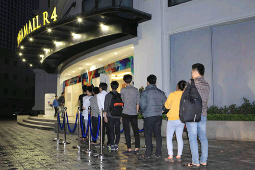 Các bạn trẻ xếp hàng Mega Mall Hà Nội Hàng trăm bạn trẻ đang xếp hàng chờ mua Galaxy S5