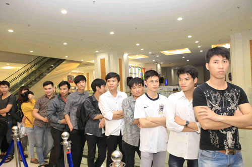 Kiên nhẫn qua đêm chờ đến giờ mở bán sáng hôm sau Hàng trăm bạn trẻ đang xếp hàng chờ mua Galaxy S5