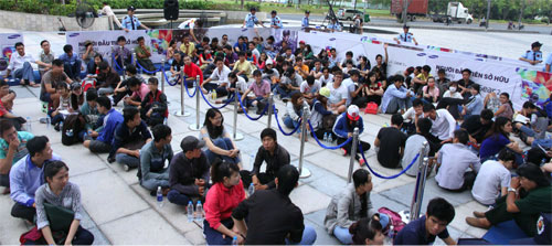 Các bạn trẻ tại Cresent Mall TP.HCM vào lúc 7 giờ sáng Hàng trăm bạn trẻ đang xếp hàng chờ mua Galaxy S5