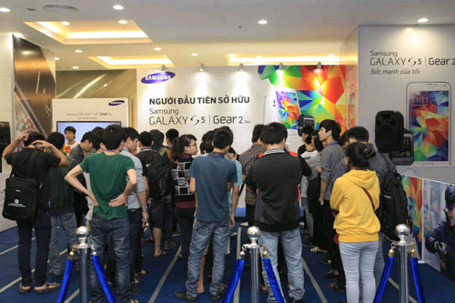 Xếp hàng mua Galaxy S5 Hàng trăm bạn trẻ đang xếp hàng chờ mua Galaxy S5