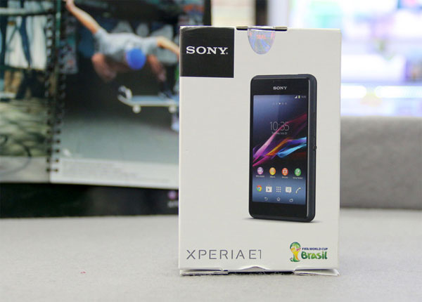 Mở hộp smartphone nghe nhạc Sony giá mềm