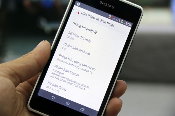 Mở hộp smartphone nghe nhạc Sony giá mềm