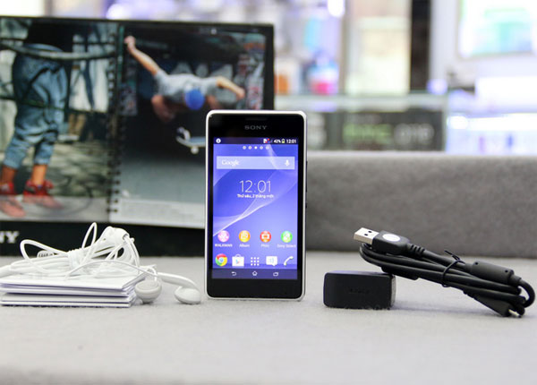 Mở hộp smartphone nghe nhạc Sony giá mềm