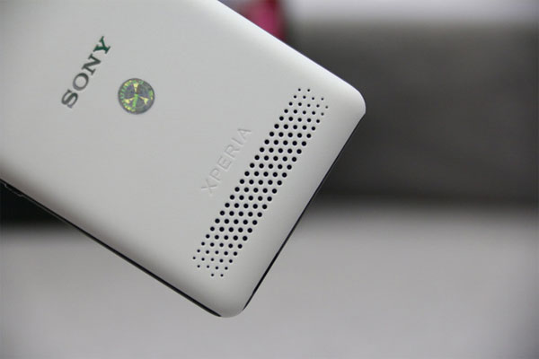 Mở hộp smartphone nghe nhạc Sony giá mềm