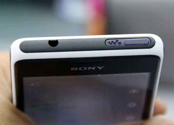 Mở hộp smartphone nghe nhạc Sony giá mềm