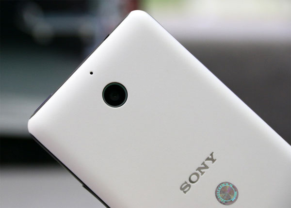 Mở hộp smartphone nghe nhạc Sony giá mềm