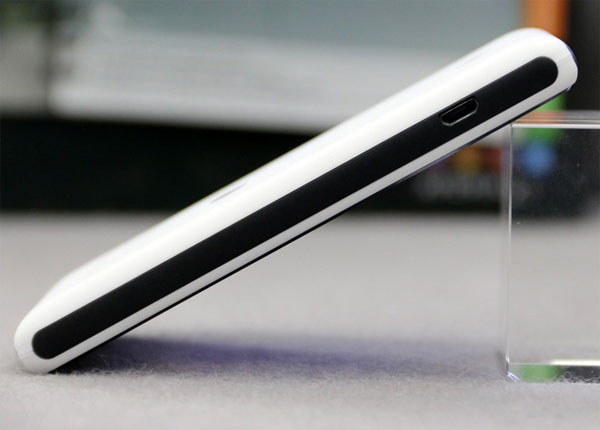 Mở hộp smartphone nghe nhạc Sony giá mềm