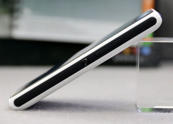 Mở hộp smartphone nghe nhạc Sony giá mềm