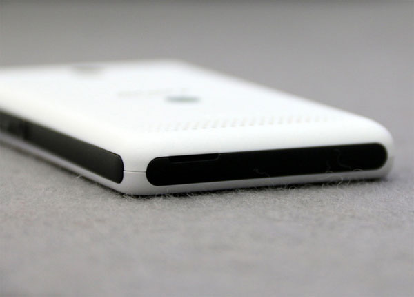 Mở hộp smartphone nghe nhạc Sony giá mềm