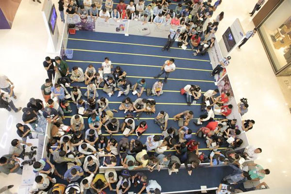 Sáng nay, người xếp hàng mua Galaxy S5 đã tập trung tại Crescent Mall (quận 7, TP HCM) rất đông Galaxy S5 đã mở bán tại Hà Nội và TP HCM