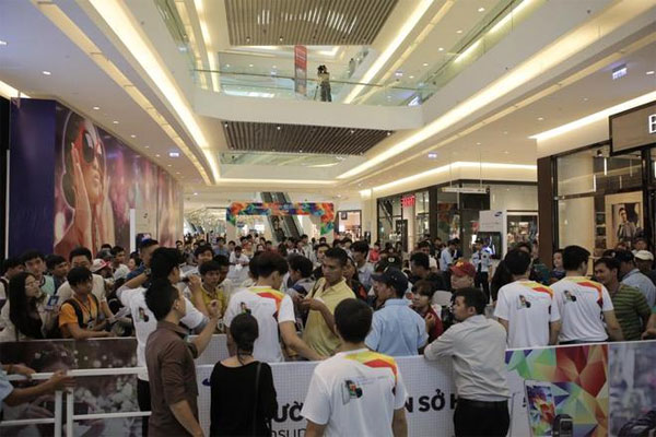 Việc giao máy chia thành đợt, mỗi đợt 10 người được vào mua Galaxy S5 đã mở bán tại Hà Nội và TP HCM