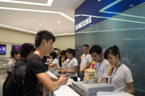 Tại HN có 2 quầy giao máy, mỗi quầy có 5 nhân viên của hãng để giúp người mua nhận được hàng và làm thủ tục nhanh chóng Galaxy S5 đã mở bán tại Hà Nội và TP HCM