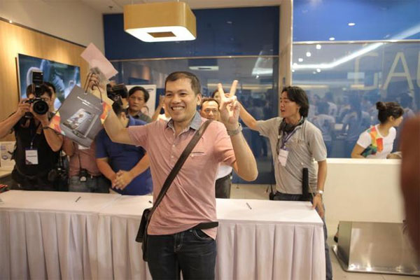 Anh Nguyễn Văn Hậu tới xếp hàng từ 3h sáng hôm trước là người đầu tiên mua được máy tại TP HCM. Anh cho biết mình rất vui và hồi hộp Galaxy S5 đã mở bán tại Hà Nội và TP HCM