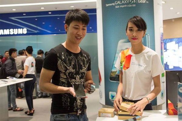 Anh Nguyễn Mạnh Cường ngoài Hà Nội là người đầu tiên sở hữu Galaxy S5 và đồng hồ Galaxy Gear. Anh đã có mặt tại địa điểm bán từ 8h tối hôm trước Galaxy S5 đã mở bán tại Hà Nội và TP HCM