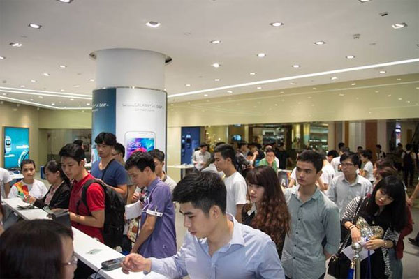 Đến 12h, vấn còn khá đông khách hàng chờ đến lượt mua máy Galaxy S5 đã mở bán tại Hà Nội và TP HCM