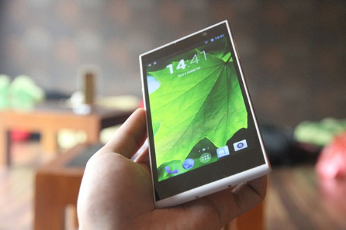 Màn hình RACER AIR không bị biến màu khi xem ở nhiều góc độ Những điểm nổi bật trên smartphone RACER AIR