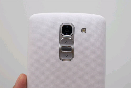 Hệ thống nút bấm cứng giống trên G2, nắp lưng với hoa văn caro sần. LG G Pro 2 chính hãng về Việt Nam giá 16 triệu đồng