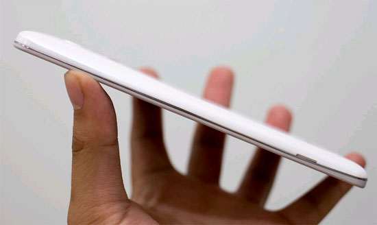 Cạnh máy với đường viền giả kim loại chạy dọc theo đẹp mắt. LG G Pro 2 chính hãng về Việt Nam giá 16 triệu đồng