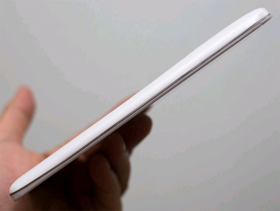 Máy không có phím cứng ở sườn tương tự như G2. LG G Pro 2 chính hãng về Việt Nam giá 16 triệu đồng