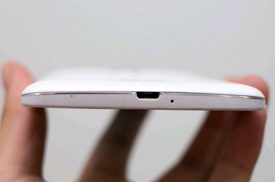 Phía dưới là cổng sạc kiêm kết nối và micro. LG G Pro 2 chính hãng về Việt Nam giá 16 triệu đồng