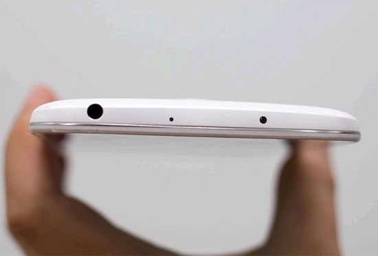 Phía trên có giắc cắm tai nghe, micro và cổng hồng ngoại. LG G Pro 2 chính hãng về Việt Nam giá 16 triệu đồng