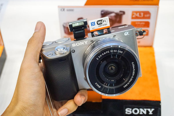 Sản phẩm có kích thước vừa vặn để cầm trên tay với trọng lượng khoảng 344 g (bao gồm pin và thẻ nhớ) Sony Alpha A6000 về Việt Nam giá gần 18 triệu đồng