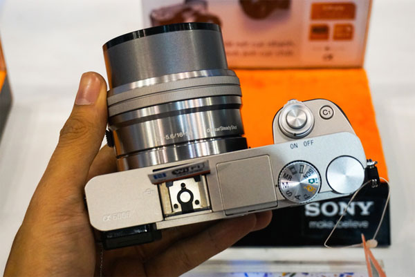 Hai trang bị không thể thiếu trên dòng sản phẩm này là đèn flash pop-up có chỉ số GN 6 Sony Alpha A6000 về Việt Nam giá gần 18 triệu đồng