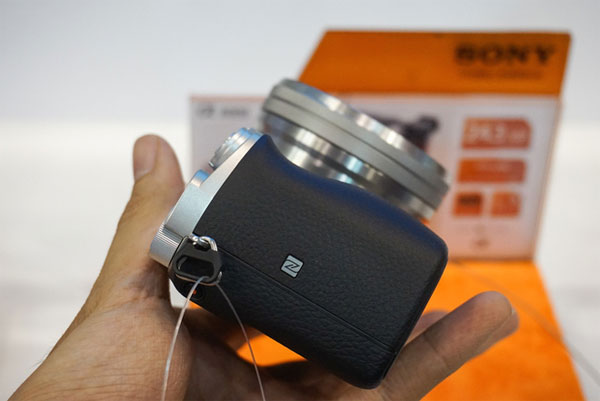 Cạnh phải là giao tiếp NFC giúp kết nối nhanh A6000 đến điện thoại hoặc máy tính bảng Sony Alpha A6000 về Việt Nam giá gần 18 triệu đồng