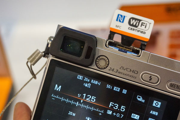 Khác với NEX-6, A6000 chỉ được trang bị kính ngắm OLED độ phân giải 1,44 triệu điểm ảnh, thấp hơn mức 2,3 triệu điểm ảnh của NEX-6 Sony Alpha A6000 về Việt Nam giá gần 18 triệu đồng