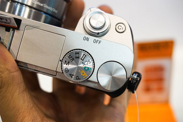 Máy sở hữu một hệ thống điều khiển linh hoạt như dòng máy DSLR Sony Alpha A6000 về Việt Nam giá gần 18 triệu đồng