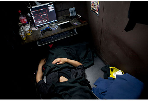 Dân tị nạn trong các quán cafe Internet - mặt tối của xã hội Nhật