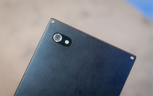 BKAV Bphone bị hoãn đến tháng 5 vì trục trặc ở khâu sản xuất kính sapphire cho camera