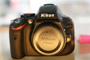 'Đập hộp' Nikon D5100 vừa về VN