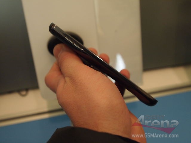 Đối thủ nặng ký của iPhone 4 xuất hiện