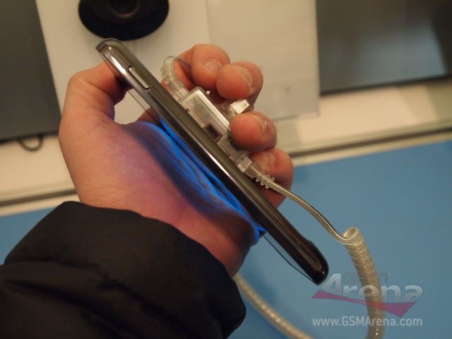 Đối thủ nặng ký của iPhone 4 xuất hiện