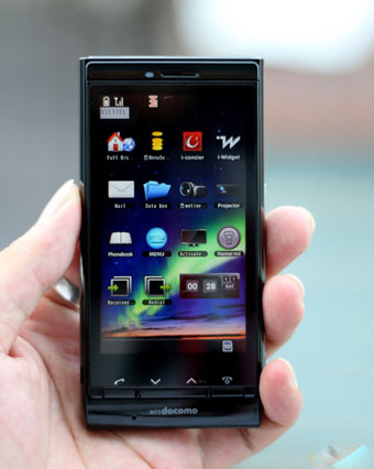 'Dế' Nhật tích hợp máy chiếu tại VN