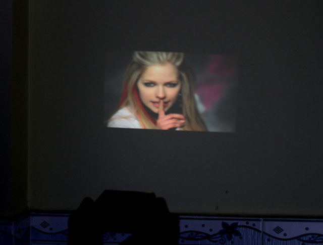 'Dế' Nhật tích hợp máy chiếu tại VN