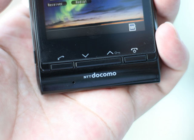 'Dế' Nhật tích hợp máy chiếu tại VN