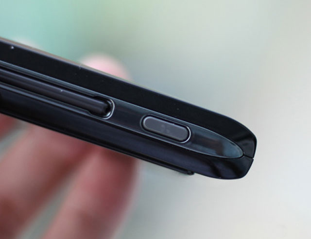 'Dế' Nhật tích hợp máy chiếu tại VN