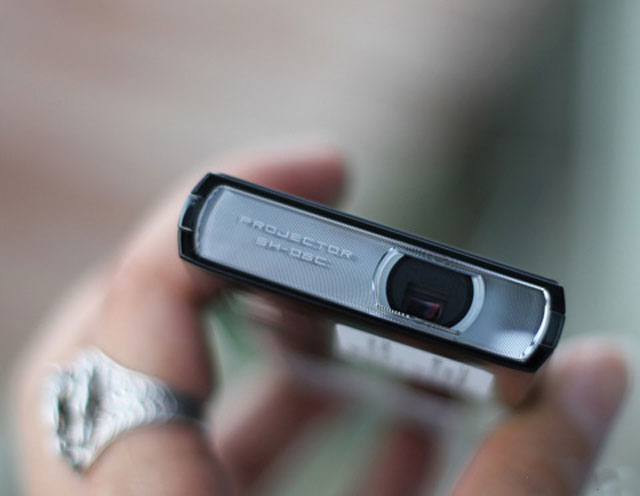 'Dế' Nhật tích hợp máy chiếu tại VN