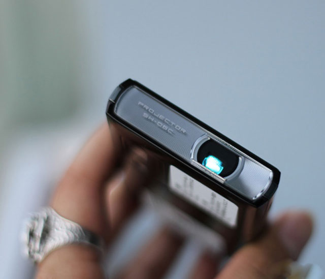 'Dế' Nhật tích hợp máy chiếu tại VN