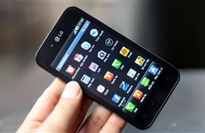 LG Optimus Black giá 464 USD