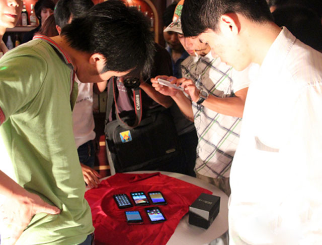 Bộ ba di động lõi kép hội ngộ ở Hà Nội