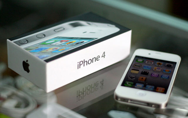 iPhone 4 trắng chính hãng bắt đầu bán