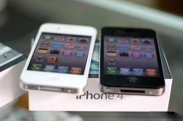iPhone 4 trắng chính hãng bắt đầu bán