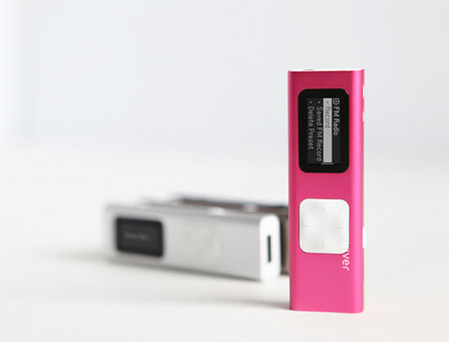 Máy nghe nhạc 'lắc tay chuyển bài' của iRiver