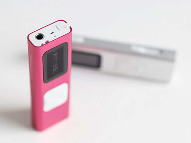 Máy nghe nhạc 'lắc tay chuyển bài' của iRiver