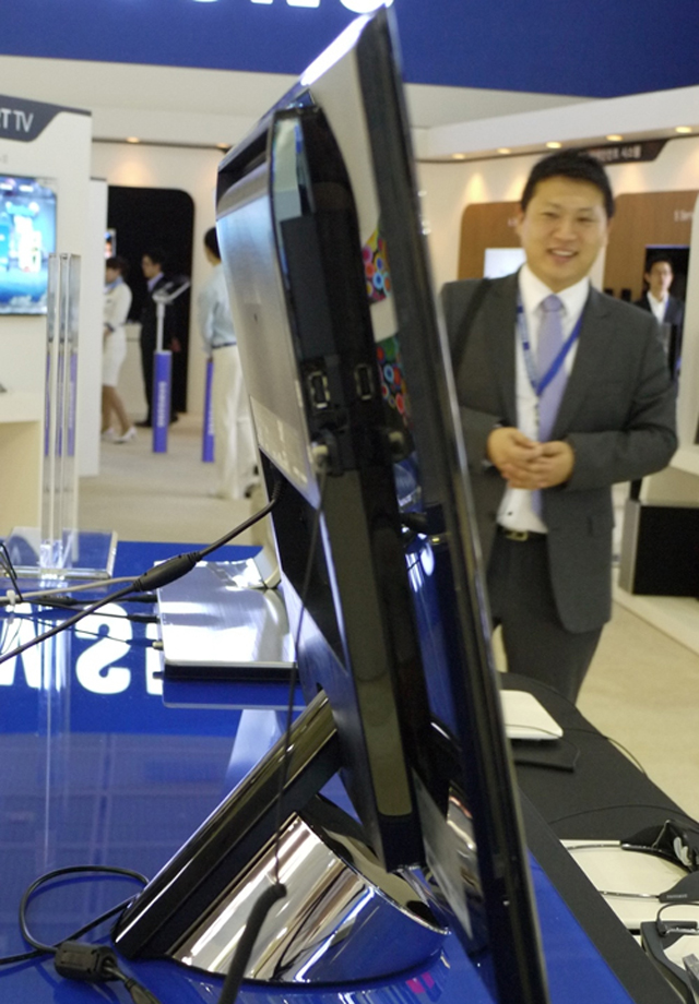 Ảnh thực tế TV 3D LED 'dáng cong' của Samsung