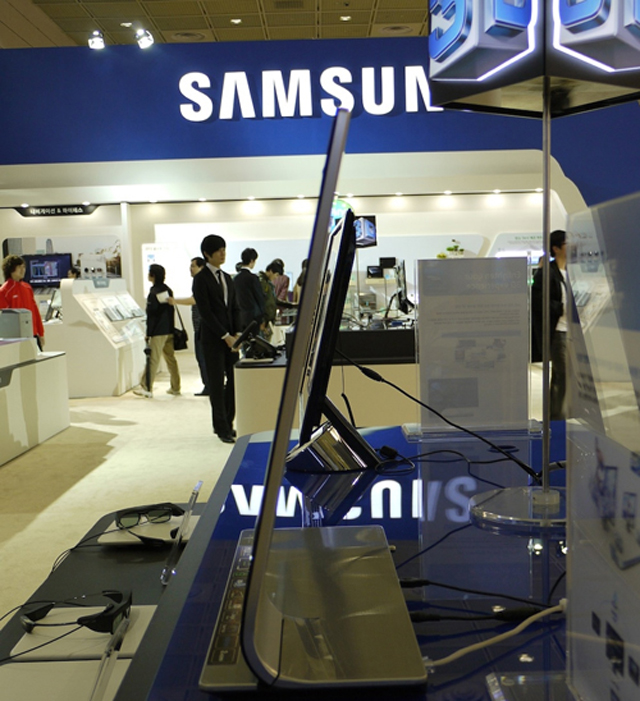 Ảnh thực tế TV 3D LED 'dáng cong' của Samsung