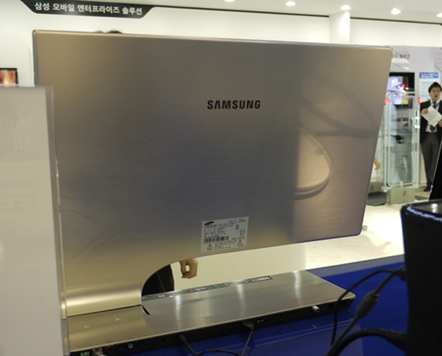 Ảnh thực tế TV 3D LED 'dáng cong' của Samsung